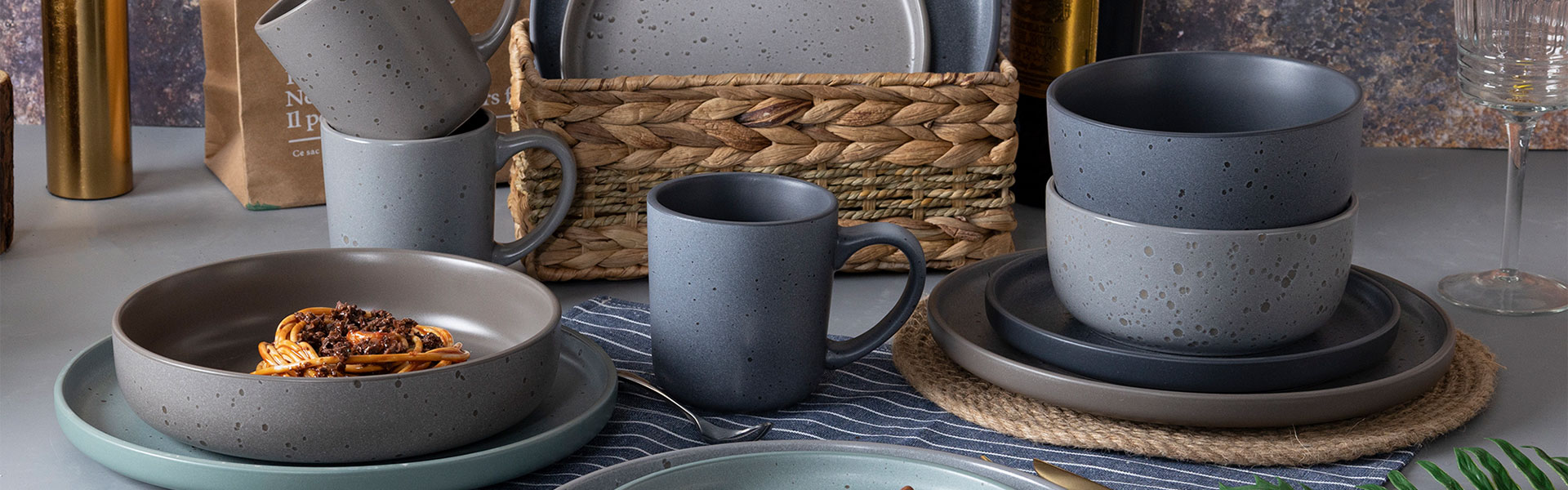 Stoneware الخزف الحجري